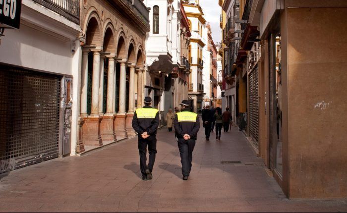 La Policía Local actúa en las inspecciones de hoteles y terrazas según la normativa del Ayuntamiento de Sevilla