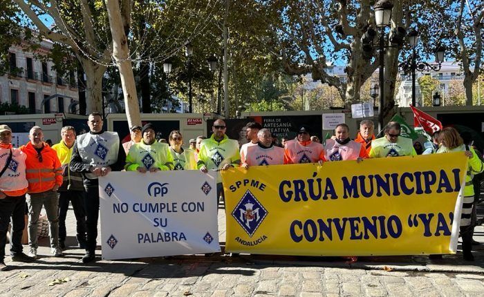 La huelga de Navidad de la Grúa Municipal se traslada a las puertas del Ayuntamiento de Sevilla