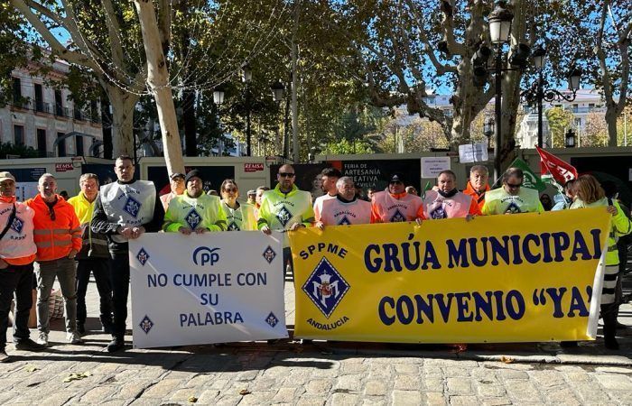 La huelga de Navidad de la Grúa Municipal se traslada a las puertas del Ayuntamiento de Sevilla La huelga de Navidad de la Grúa Municipal se traslada a las puertas del Ayuntamiento de Sevilla