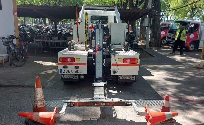 Una Grúa Municipal en Sevilla durante la huelga previa a Semana Santa y Feria